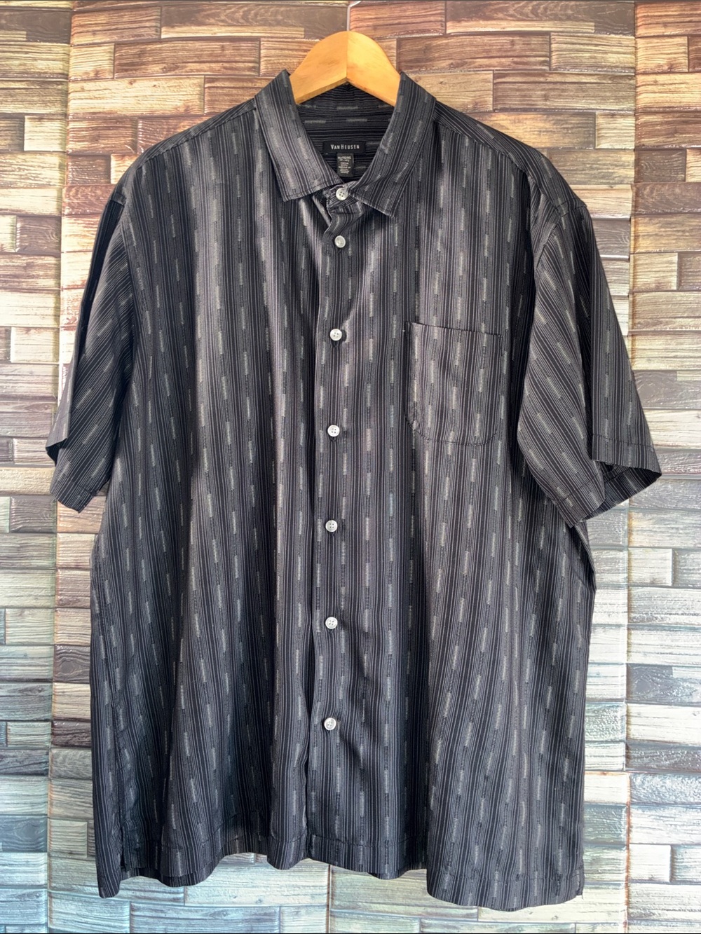 EUC XL Van Heusen Black Short-Sleeve Button-Down Shirt with Subtle Stripe